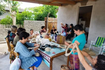 Projeto Mãos à Obra: Pescadoras de Tapes transformam redes de pesca que iam para o lixo em esponjas<!-- NICAID(15443697) -->