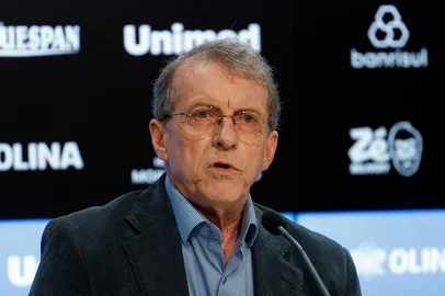 PORTO ALEGRE, RS, BRASIL, 10-12-2025: Apresentação do novo CEO e dos integrantes do departamento de futebol do Grêmio. Da e/d: Rafael Lima, diretor de futebol ; Luiz Felipe Escolari, coordenador técnico de futebol; Alex Leitão, CEO do Grêmio; Odorico Roman, presidente; Antônio Dutra Júnior, vice-presidente de futebol; Paulo Pelaipe, executivo de futebol. Fotos: Duda Fortes/Agencia RBS<!-- NICAID(16184057) -->