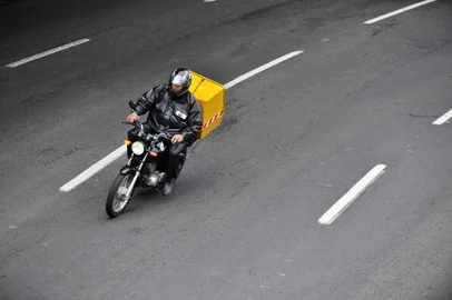 PORTO ALEGRE, RS, BRASIL, 13/08/2012: Motoboy circula pela região central de Porto Alegre. (Foto: Mateus Bruxel / Diário Gaúcho)<!-- NICAID(8504104) -->