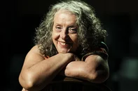 PORTO ALEGRE, RS, BRASIL, 01-04-2026: A bailarina e coreógrafa Carlota Albuquerque posa no Teatro Oficina Olga Reverbel, no Multipalco. Um dos nomes mais destacados da dança contemporânea no Brasil, ela será homenageada pelo projeto Gaúchos em Cena com o lançamento de uma biografia. Foto: Mateus Bruxel/Agência RBSIndexador: MATEUS BRUXEL<!-- NICAID(16256619) -->