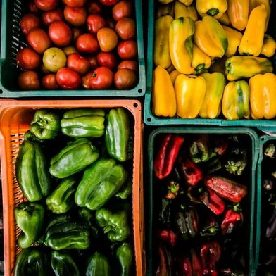 PORTO ALEGRE, RS, BRASIL, 20/10/2014:  Movimentação de produtores e compradores durante a madrugada na Ceasa (Centrais de Abastecimento do Rio Grande do Sul), Av. Fernando Ferrari, Bairro Anchieta. Reportagem especial vai mostrar quem são as pessoas que trabalham na madrugada para deixar a cidade pronta para o novo dia. ***REPORTAGEM ESPECIAL*** (Foto: Carlos Macedo/ Editoria Sua Vida/ Agência RBS)Indexador: Carlos Macedo