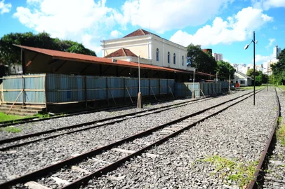 CAXIAS DO SUL, RS, BRASIL, 28/03/2023. Início das obras de revitalização no Largo da Estaçã, no bairro São Pelegrino. Com o objetivo de mudar a cara da região e entregar à cidade um novo complexo de lazer. (Porthus Junior/Agência RBS)<!-- NICAID(15387521) -->