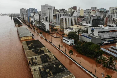 PORTO ALEGRE, RS, BRASIL - 2024.05.03 - Água Guaíba invade ruas do centro de Porto Alegre. FOTO: ANDRÉ ÁVILA, AGÊNCIA RBS<!-- NICAID(15753291) -->