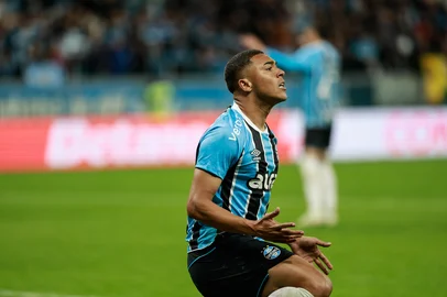 PORTO ALEGRE, RS, BRASIL, 10-08-2025: Grêmio recebe o lanterna do campeonato brasileiro, Sport Recife, pela 19ª rodada da competição, na Arena do Grêmio, em Porto Alegre. Na imagem, o jogador do Grêmio, Carlos Vinícius. Foto: André Ávila/ Agência RBSIndexador: Andre Avila<!-- NICAID(16098618) -->