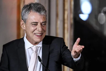 Brazilian singer and songwriter Chico Buarque delivers a speech after receiving the Camoes Award during the Camoes literature Award ceremony at Queluz Palace in Queluz, outskirts of Lisbon on April 24, 2023. (Photo by PATRICIA DE MELO MOREIRA / AFP)Editoria: ACELocal: QueluzIndexador: PATRICIA DE MELO MOREIRASecao: literatureFonte: AFPFotógrafo: STR<!-- NICAID(15411133) -->