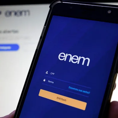 Minas Gerais / Brazil - May 19, 2020: computer screen and cell phone with INEP ENEM page of the Government of Brazil. Foto: sidneydealmeida / stock.adobe.comIndexador: sidneydealmeida.comFonte: 350606853Fotógrafo: sidneydealmeida.com<!-- NICAID(15576978) -->