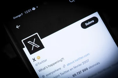 The new Twitter logo rebranded as X, is pictured in Paris on July 24, 2023. Twitter launched its new logo on July 24, 2023, replacing the blue bird with a white X on a black background as the Elon Musk-owned company moves toward rebranding as X. Founded in 2006, Twitter takes its name from the sound of birds chattering, and it has used avian branding since its early days, when the company bought a stock symbol of a light blue bird for $15, according to the design website Creative Bloq. (Photo by ALAIN JOCARD / AFP)Editoria: ACELocal: ParisIndexador: ALAIN JOCARDSecao: mass mediaFonte: AFPFotógrafo: STF<!-- NICAID(15490597) -->