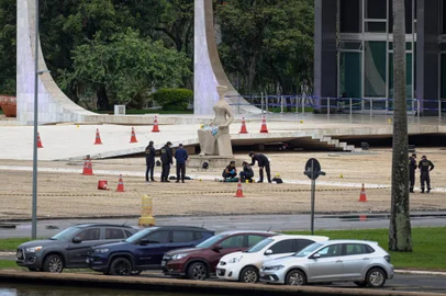 Brasília (DF) 14/11/2024 - Policiais fazem perícia no corpo de Francisco Wanderley Luiz, de 59 anos, em frente ao STF. Segundo a Polícia Civil do DF, Francisco foi autor das explosões ocorridas nesta quarta-feira (13) na Praça dos Três Poderes. Foto: Fabio Rodrigues-Pozzebom/Agência Brasil<!-- NICAID(15914489) -->