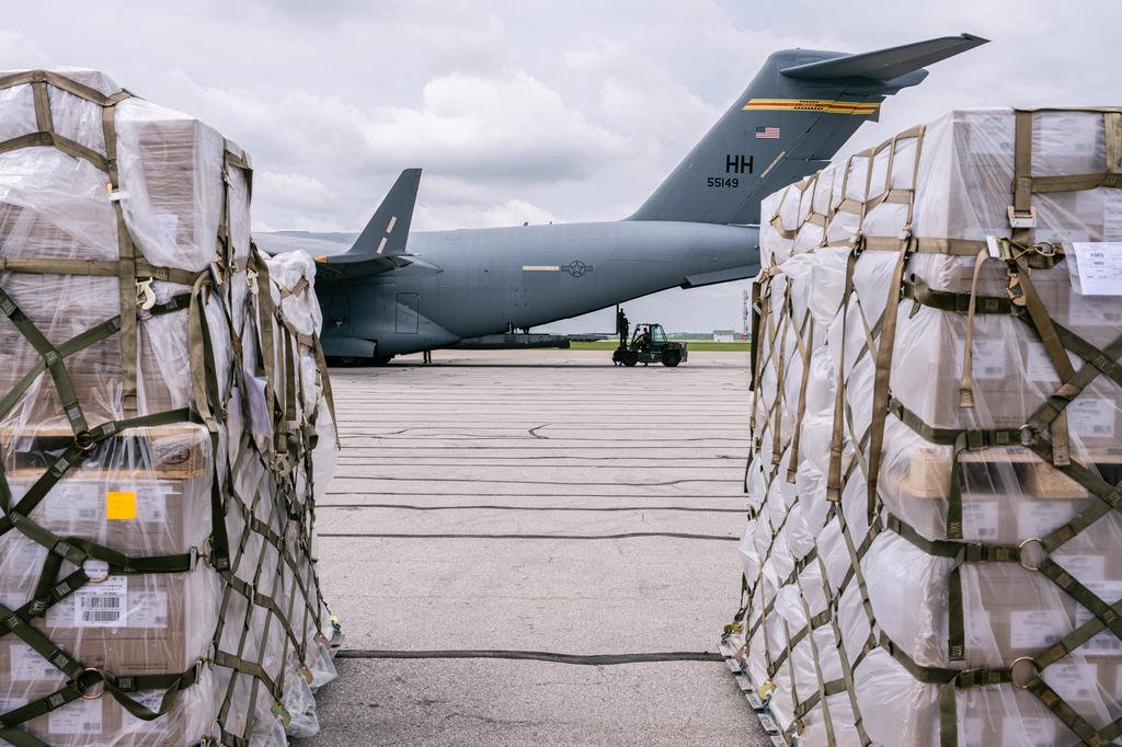 EUA recebem mais de 31 toneladas de latas de leite em p&oacute; para beb&ecirc;s para combater escassez do produto