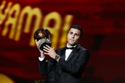 Manchester City's Spanish midfielder Rodri receives the Ballon d'Or award during the 2024 Ballon d'Or France Football award ceremony at the Theatre du Chatelet in Paris on October 28, 2024. (Photo by FRANCK FIFE / AFP)Editoria: HUMLocal: ParisIndexador: FRANCK FIFESecao: soccerFonte: AFPFotógrafo: STF<!-- NICAID(15901534) -->