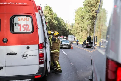 CAXIAS DO SUL, RS, BRASIL, 01/09/2025. Homem morre e outras duas pessoas ficam feridas em acidente na RS-122, em Caxias do Sul. Colisão envolveu três veículos no km 74. (Neimar De Cesero/Agência RBS)Indexador: Neimar De Cesero<!-- NICAID(16114261) -->