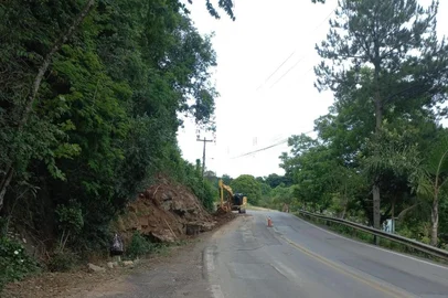 Obras na ciclovia no Vale dos Vinhedos<!-- NICAID(15921420) -->