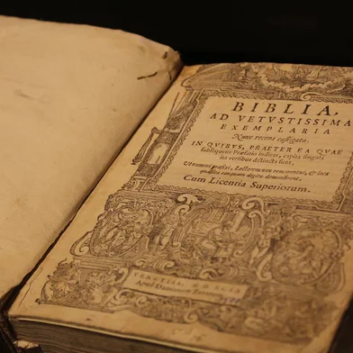 O Museu dos Capuchinhos do RS inauguração a exposição “Tesouros Literários: 500 anos de história com os Capuchinhos”, que acontecerá no dia 13 de junho, às 19h. Com um acervo que ultrapassa 25 mil títulos, a biblioteca do Museu possui livros que datam do século XVI ao século XXI. A coleção inclui obras raras trazidas pelos freis franceses que fundaram a província dos Capuchinhos no Rio Grande do Sul em 1896, além de livros de referência contemporâneos utilizados para pesquisa.<!-- NICAID(15787340) -->
