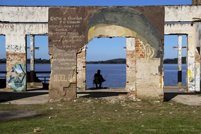 PORTO ALEGRE, RS, BRASIL, 16-06-2025: Como são as praias da zona sul da capital no inverno? A praia do Leblon, no bairro Belém Novo, é marcada pelo pouco movimento de pessoas que circulam pela região. Foto: Camila Hermes/Agencia RBS<!-- NICAID(16060985) -->