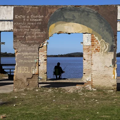 PORTO ALEGRE, RS, BRASIL, 16-06-2025: Como são as praias da zona sul da capital no inverno? A praia do Leblon, no bairro Belém Novo, é marcada pelo pouco movimento de pessoas que circulam pela região. Foto: Camila Hermes/Agencia RBS<!-- NICAID(16060985) -->