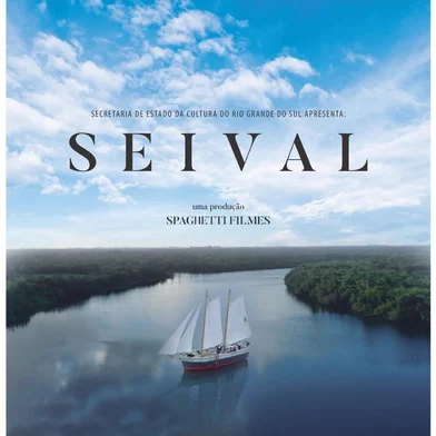 Cartaz do documentário "Seival" reflete imensidão da natureza. Filme acompanha jornada de réplica do barco de Giuseppe Garibaldi, abordando preservação de recursos hídricos e tradição naval do RS.A realização do documentário “Seival” será possível por conta de recursos do Edital FAC Filma RS, do Governo do Estado do Rio Grande do Sul. Em fase de captação de imagens, a obra tem previsão de estreia para 2024.<!-- NICAID(15515793) -->