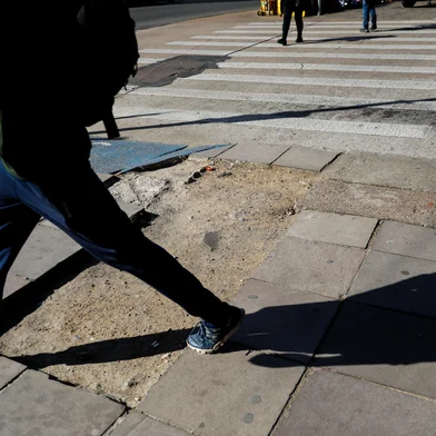 PORTO ALEGRE, RS, BRASIL, 31.08.2022: Buraco na via publica na esquina da Av. Julio de Castilhos com o Terminal Parobe em frente ao Mercado Publico da capital. Foto: Camila Hermes/Agencia RBS<!-- NICAID(15192982) -->
