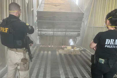 Operação prende cinco pessoas com mais de 140 quilos de cocaína em carga de arroz na BR-290, em Alegrete <!-- NICAID(15834194) -->