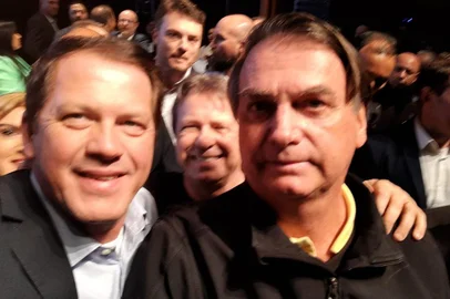 Abraço em Bolsonaro, Vereador Sandro Fantinel, ex-presidente Jair Bolsonaro e deputado federal Bibo Nunes.<!-- NICAID(15465027) -->