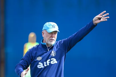 RS - FUTEBOL/ TREINO GREMIO 2025 - ESPORTES - Jogadores do Gremio realizam treino tÃ©cnico durante a manha desta sexta-feira, no CT Luiz Carvalho, na preparaÃ§Ã£o para a partida valida pelo Campeonato Brasileiro 2025. Na foto, Mano Menezes FOTO: LUCAS UEBEL/GREMIO FBPA<!-- NICAID(16092976) -->