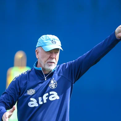 RS - FUTEBOL/ TREINO GREMIO 2025 - ESPORTES - Jogadores do Gremio realizam treino tÃ©cnico durante a manha desta sexta-feira, no CT Luiz Carvalho, na preparaÃ§Ã£o para a partida valida pelo Campeonato Brasileiro 2025. Na foto, Mano Menezes FOTO: LUCAS UEBEL/GREMIO FBPA<!-- NICAID(16092976) -->