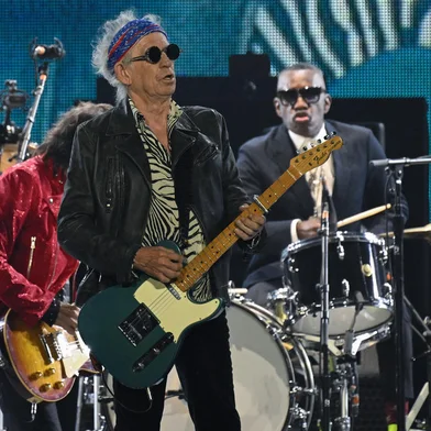 British rock band The Rolling Stones' guitarists Keith Richards (C) and Ron Wood (L) perform during a concert as part of their 'Stones Sixty European Tour' at the Veltins Arena in Gelsenkirchen, western Germany on July 27, 2022. (Photo by INA FASSBENDER / AFP) / RESTRICTED TO EDITORIAL USEEditoria: ACELocal: GelsenkirchenIndexador: INA FASSBENDERSecao: musicFonte: AFPFotógrafo: STR<!-- NICAID(15467173) -->