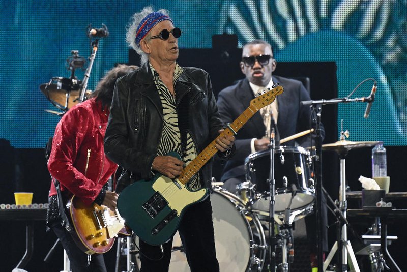 British rock band The Rolling Stones' guitarists Keith Richards (C) and Ron Wood (L) perform during a concert as part of their 'Stones Sixty European Tour' at the Veltins Arena in Gelsenkirchen, western Germany on July 27, 2022. (Photo by INA FASSBENDER / AFP) / RESTRICTED TO EDITORIAL USEEditoria: ACELocal: GelsenkirchenIndexador: INA FASSBENDERSecao: musicFonte: AFPFotógrafo: STR<!-- NICAID(15467173) -->