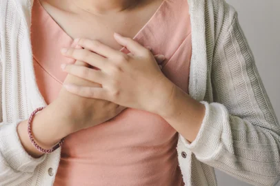 Woman suffering from chest pain heart attack. Healthcare and medical concept.Indexador: JAMEFonte: 289962862<!-- NICAID(15240785) -->