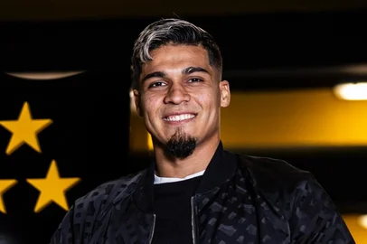 Emprestado pelo Grêmio, o centroavante Matías Arezo é apresentado pelo Peñarol.<!-- NICAID(16086580) -->