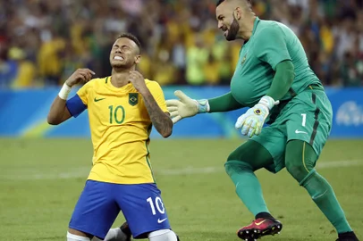 Brazil's forward Neymar (L) celebrates scoring the winning goal with Brazil's goalkeeper Weverton Pereira da Silva during the penalty shoot-out of the Rio 2016 Olympic Games men's football gold medal match between Brazil and Germany at the Maracana stadium in Rio de Janeiro on August 20, 2016. (Photo by Odd Andersen / AFP)Editoria: SPOLocal: Rio de JaneiroIndexador: ODD ANDERSENSecao: soccerFonte: AFPFotógrafo: STF<!-- NICAID(15271975) -->