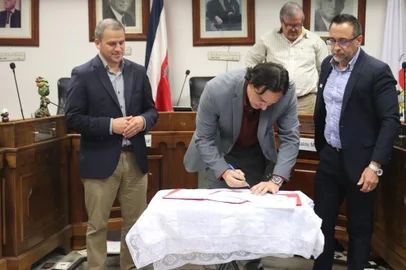 Assinatura da autorização de estudo para o aeromóvel gaúcho na  Costa Rica<!-- NICAID(15367535) -->