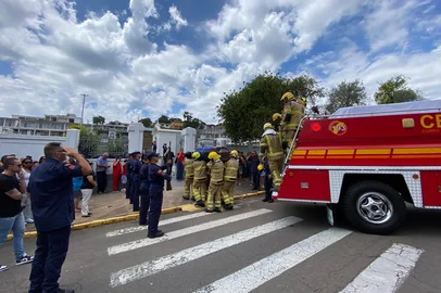 Bombeiro vítima de acidente na Rota do Sol é sepultado em Bento Gonçalves<!-- NICAID(15962284) -->