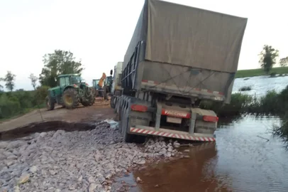 Estradas precárias no interior de São Lourenço do Sul impedem alunos de ir à escola em dias de chuva<!-- NICAID(16270187) -->