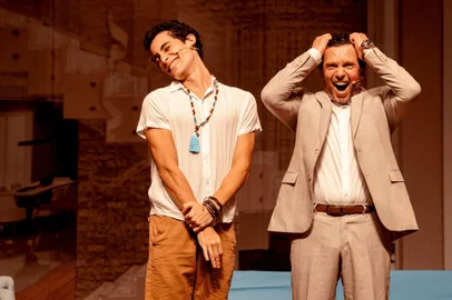 Espetáculo une o economista Gustavo Segré, o filho ator Gonçalo Segré e a atriz Bárbara Pochetto em uma grande comédia.Gustavo Segré, economista, empresário, palestrante e analista político, aceitou um desafio diferente e atua na sua primeira peça de teatro ao lado de seu filho, o ator Gonçalo Segré, em uma divertida comédia com texto e direção de Pedro Casali. No espetáculo “Socorro! Meu pai é argentino e de direita” o autor aborda a política e as relações familiares de forma engraçada, com diálogos rápidos e em algumas vezes, reflexivos. Caxias receberá no próximo domingo uma única apresentação do espetáculo, às 20h, no Teatro da FSG.<!-- NICAID(15684742) -->