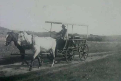 Carroça fabricada por Pedro Miguel Fischborn em 1937. Na foto está o senhor Emílio Seibert, na localidade de Monte Alegre.<!-- NICAID(15976465) -->