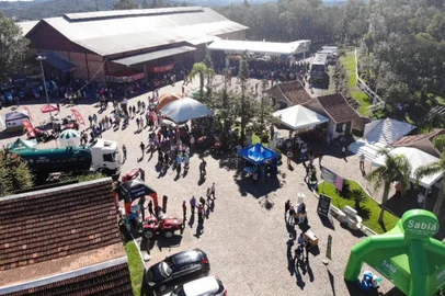 Evento que reúne as principais matrizes econômicas de Flores da Cunha, a 13ª Mostra Flores e Feira Agroshow está confirmada para ocorrer em março de 2023. Com a expectativa de atrair mais de 35 mil visitantes e gerar até R$ 10 milhões em negócio diretos e indiretos, foi aberta nesta segunda-feira (12) a comercialização dos espaços.<!-- NICAID(15293177) -->