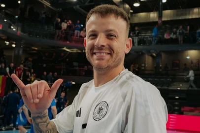 Essa Data Fifa tem sido inesquecível para um gaúcho. Lucas Kruel, de Porto Alegre, está vivendo um momento desejado desde a infância. Foi convocado e estreou pela seleção. O que talvez tenha sido diferente é o tempo e a cor da camisa<!-- NICAID(16265364) -->