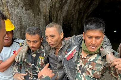 Nepal Army Facebook Page / AFP This handout photograph taken and released on September 5, 2026 via the Facebook page of Nepal Army shows security personnel carrying a Chinese national (2R) rescued from the Audit Tunnel 4 of the Upper Trishuli-1 Hydropower Project site in Nepal's Rasuwa district in the aftermath of flash floods. A Chinese national was pulled alive on September 5, from a tunnel buried by debris in Nepal after catastrophic flooding more than nine days ago, an army spokesman told AFP. (Photo by Handout / Nepal Army Facebook Page / AFP) / RESTRICTED TO EDITORIAL USE - MANDATORY CREDIT "AFP PHOTO / Nepal Army Facebook Page/ - " - HANDOUT - NO MARKETING NO ADVERTISING CAMPAIGNS - DISTRIBUTED AS A SERVICE TO CLIENTS<!-- NICAID(16360026) -->
