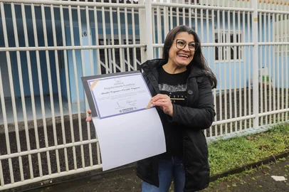 CAXIAS DO SUL, RS, BRASIL. 08-08-2025. Presidente da Amob do loteamento Vitória, Genesio de Jesus santo, fala da importância da regularização fundiária pra comunidade. Na foto, a dona de casa Marilei de Camargo Cagnini, que recebeu o documento em dezembro de 2022.Indexador: Bruno Todeschini<!-- NICAID(16097587) -->