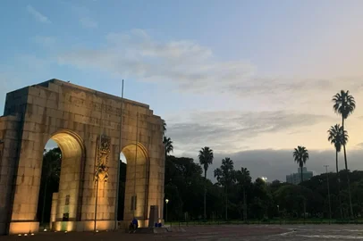 19/05/2025: Amanhecer de céu limpo no Parque Redenção, em Porto Alegre<!-- NICAID(16040493) -->