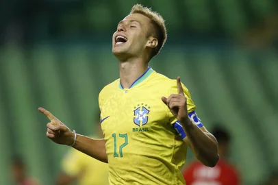 Ronald, do Grêmio, marca pela Seleção Brasileira Sub-20<!-- NICAID(15334046) -->
