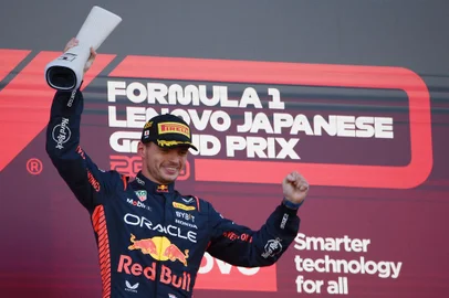Winner Red Bull Racing's Dutch driver Max Verstappen celebrates on the podium at the end of the Formula One Japanese Grand Prix at the Suzuka circuit, Mie prefecture on September 24, 2023. (Photo by Toshifumi KITAMURA / AFP)Editoria: SPOLocal: SuzukaIndexador: TOSHIFUMI KITAMURASecao: motor racingFonte: AFPFotógrafo: STR<!-- NICAID(15549584) -->