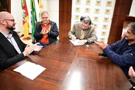 Sanção da lei que institui o Programa de Recuperação Fiscal do Município 2025 (Refis 2025), nesta sexta-feira (20), em Caxias do Sul. Na foto: secretário municipal da Receita, Micael Meurer, o vice-prefeito Edson Nespolo e o prefeito Adiló Didomenico. <!-- NICAID(16063987) -->