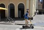 Patinetes elétricas são lançadas como complemento ao transporte público no Centro de Porto Alegre