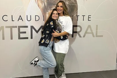 Claudia Leitte e a bailarina Isabella Oliveira<!-- NICAID(15906408) -->