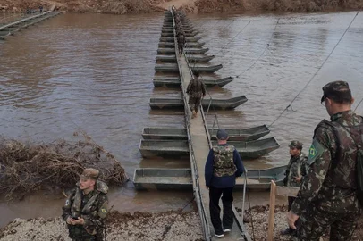 Ajuda do exército no Vale do Taquari. Limpeza de ruas em LajeadoFotos: Humberto Trezzi/Agencia RBS<!-- NICAID(15769631) -->