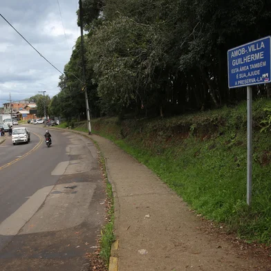 CAXIAS DO SUL, RS, BRASIL, 03/06/2025. Três crânios são encontrados em área de mata no Loteamento Vila Amélia, em Caxias do Sul. Estavam em espaço próximo a Rua Cristiano Ramos de Oliveira. (Porthus Junior/Agência RBS)<!-- NICAID(16051829) -->
