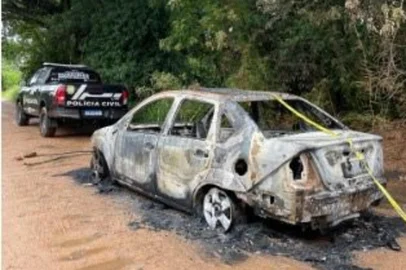 A Polícia Civil realizou na manhã desta quarta-feira (1º) uma operação para desarticular grupo criminoso investigado pela morte de um homem em Viamão, na Região Metropolitana. A vítima teria sido queimada dentro do carro.<!-- NICAID(16256467) -->