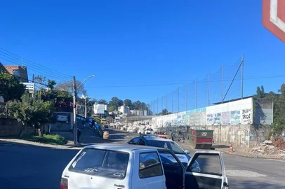 Uma ação da Guarda Municipal (GM) prendeu dois homens e recuperou um carro furtado em um intervalo de meia hora, em Caxias do Sul, nesta segunda-feira (29). A GM foi acionada pelo telefone de emergência 153. Em seguida, agentes iniciaram as buscas e localizaram o carro, um Uno, no bairro Marechal Floriano, com dois ocupantes. A dupla foi encaminhada à delegacia.<!-- NICAID(16135449) -->