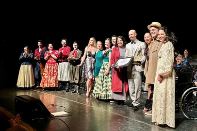 Vinte anos fazendo de Caxias do Sul uma cidade mais dançante foram reconhecidos na noite de ontem, quando a Ballroom Casa de Dança recebeu o Prêmio Caxias do Sul, honraria concedida pela Câmara Municipal através da presidente da casa, vereadora Marisol Santos. A entrega ocorreu durante o encerramento da Mostra Salão Sul, na noite de ontem, no Teatro Municipal Pedro Parenti.<!-- NICAID(16109543) -->